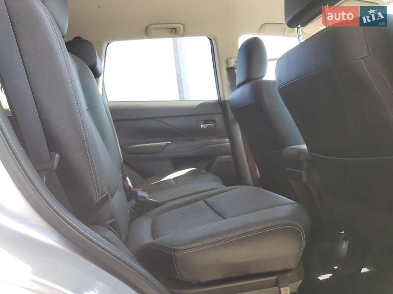 Внедорожник / Кроссовер Mitsubishi Outlander 2016 в Львове