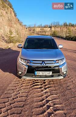 Внедорожник / Кроссовер Mitsubishi Outlander 2015 в 