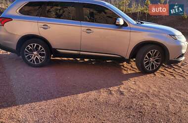 Внедорожник / Кроссовер Mitsubishi Outlander 2015 в 