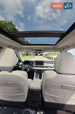 Позашляховик / Кросовер Mitsubishi Outlander 2023 в 