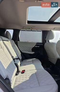 Позашляховик / Кросовер Mitsubishi Outlander 2023 в 