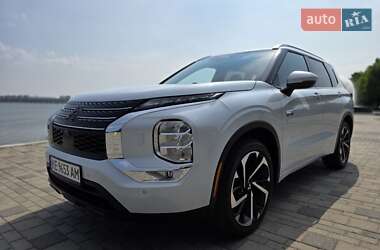 Позашляховик / Кросовер Mitsubishi Outlander 2023 в 