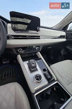 Позашляховик / Кросовер Mitsubishi Outlander 2023 в 