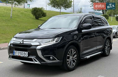 Внедорожник / Кроссовер Mitsubishi Outlander 2017 в Киеве