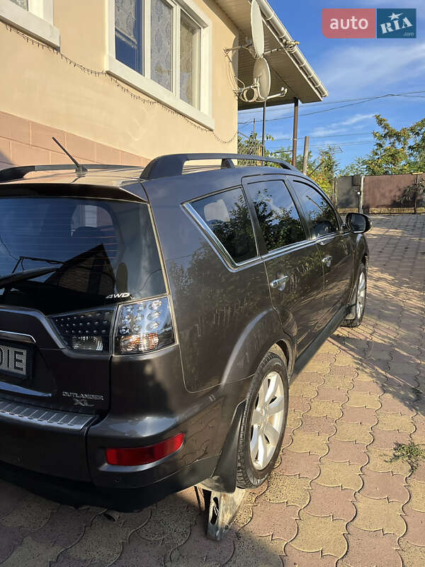 Позашляховик / Кросовер Mitsubishi Outlander 2011 в Окнах