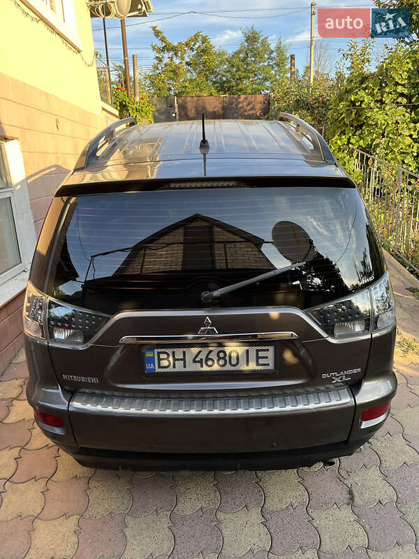 Позашляховик / Кросовер Mitsubishi Outlander 2011 в Окнах