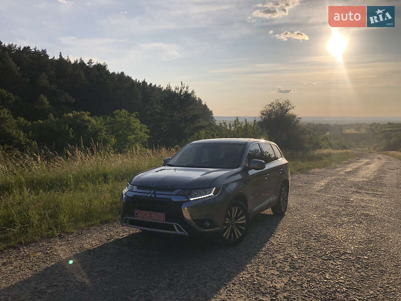 Позашляховик / Кросовер Mitsubishi Outlander 2019 в Львові