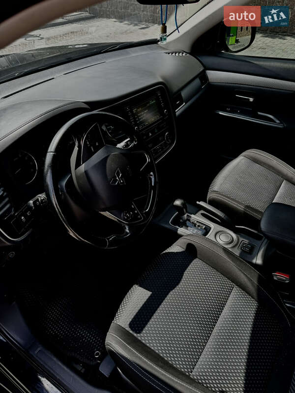 Внедорожник / Кроссовер Mitsubishi Outlander 2016 в Кропивницком