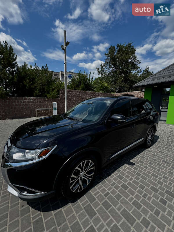 Внедорожник / Кроссовер Mitsubishi Outlander 2016 в Кропивницком