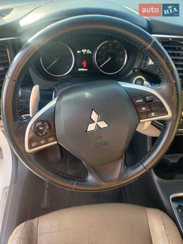 Внедорожник / Кроссовер Mitsubishi Outlander 2013 в Киеве
