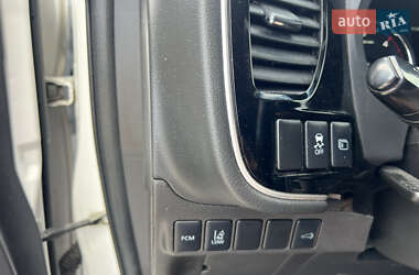 Внедорожник / Кроссовер Mitsubishi Outlander 2012 в 