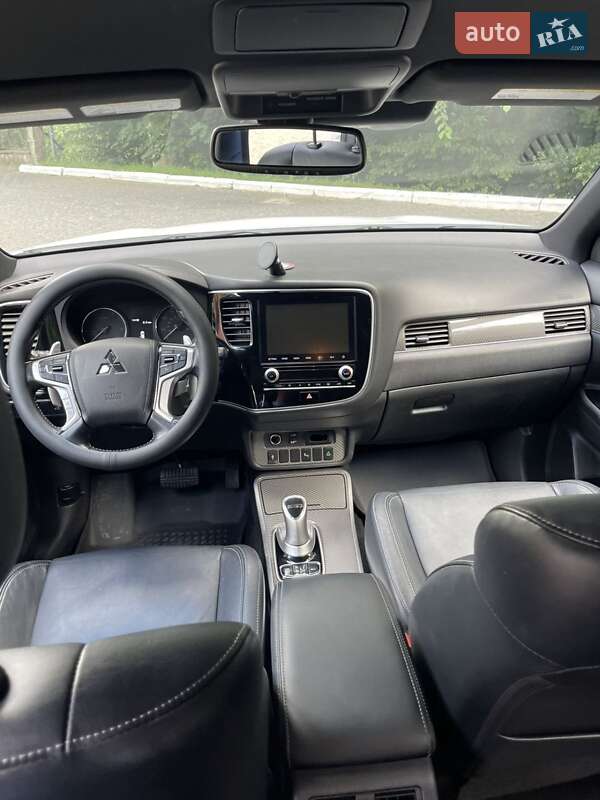 Позашляховик / Кросовер Mitsubishi Outlander 2021 в Чернівцях