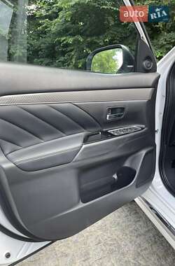 Внедорожник / Кроссовер Mitsubishi Outlander 2021 в 