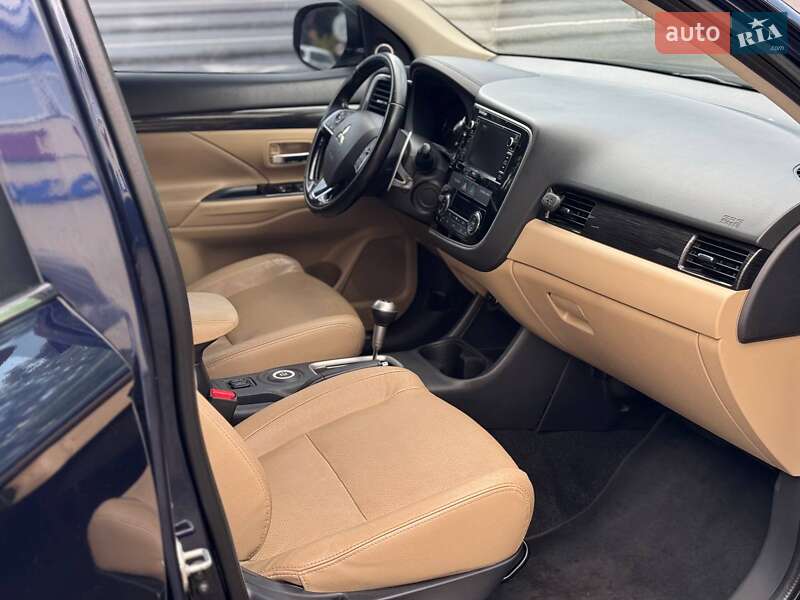 Позашляховик / Кросовер Mitsubishi Outlander 2015 в Броварах