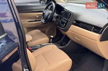 Позашляховик / Кросовер Mitsubishi Outlander 2015 в 