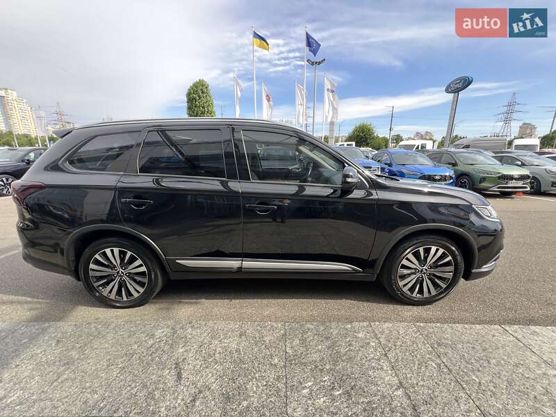 Внедорожник / Кроссовер Mitsubishi Outlander 2020 в Киеве