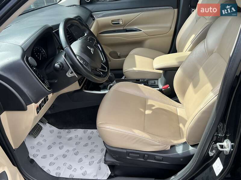 Внедорожник / Кроссовер Mitsubishi Outlander 2020 в Киеве