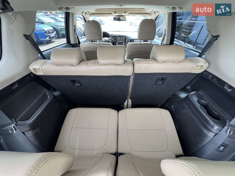 Внедорожник / Кроссовер Mitsubishi Outlander 2020 в Киеве
