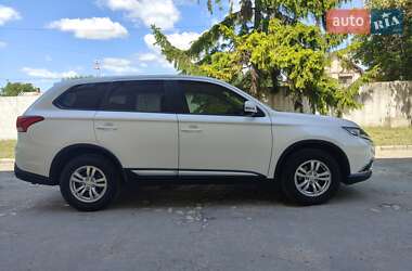 Позашляховик / Кросовер Mitsubishi Outlander 2017 в Острозі