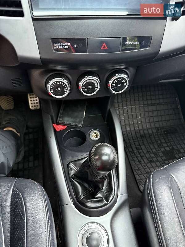 Внедорожник / Кроссовер Mitsubishi Outlander 2010 в Путивле