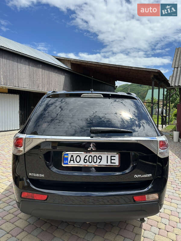 Позашляховик / Кросовер Mitsubishi Outlander 2013 в Тячеві