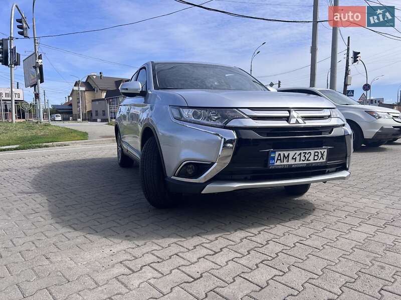 Внедорожник / Кроссовер Mitsubishi Outlander 2016 в Киеве