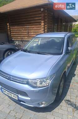 Внедорожник / Кроссовер Mitsubishi Outlander 2014 в 