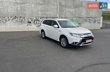 Внедорожник / Кроссовер Mitsubishi Outlander 2016 в 