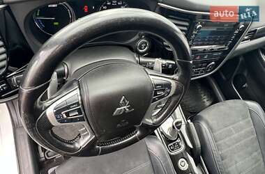 Внедорожник / Кроссовер Mitsubishi Outlander 2016 в 