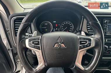 Внедорожник / Кроссовер Mitsubishi Outlander 2016 в 
