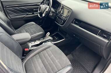 Внедорожник / Кроссовер Mitsubishi Outlander 2016 в 
