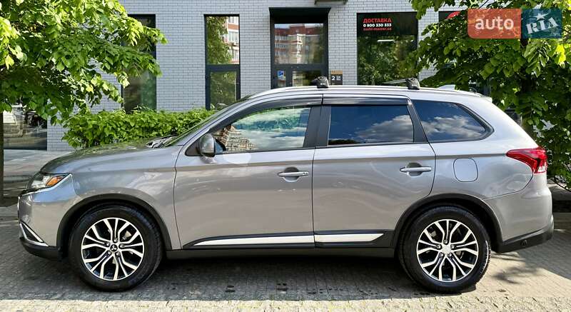 Внедорожник / Кроссовер Mitsubishi Outlander 2017 в Киеве