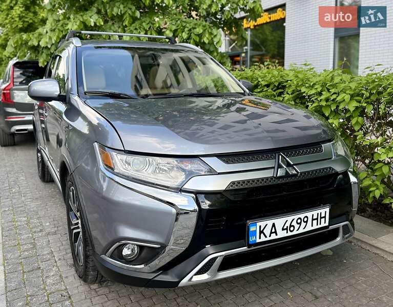 Внедорожник / Кроссовер Mitsubishi Outlander 2017 в Киеве