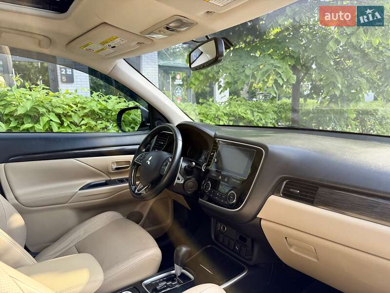 Внедорожник / Кроссовер Mitsubishi Outlander 2017 в Киеве