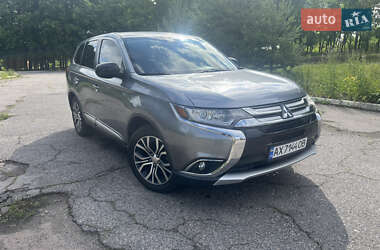 Внедорожник / Кроссовер Mitsubishi Outlander 2017 в 