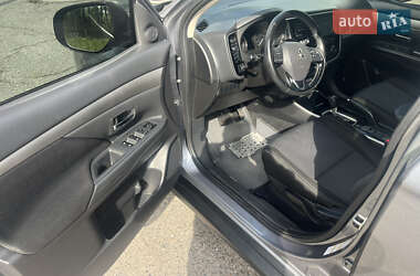 Внедорожник / Кроссовер Mitsubishi Outlander 2017 в 