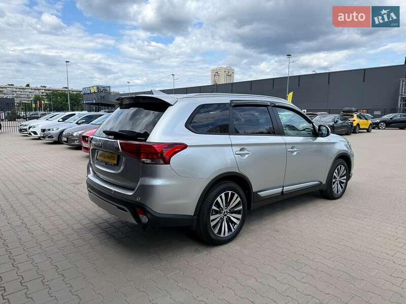 Внедорожник / Кроссовер Mitsubishi Outlander 2023 в Киеве
