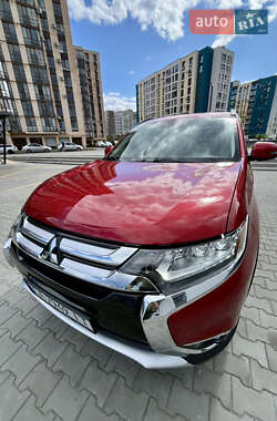Внедорожник / Кроссовер Mitsubishi Outlander 2015 в 