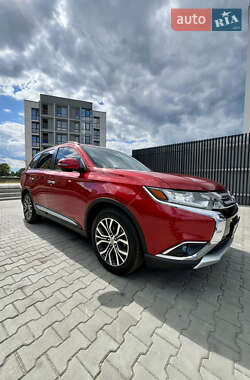 Внедорожник / Кроссовер Mitsubishi Outlander 2015 в 