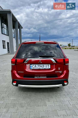 Внедорожник / Кроссовер Mitsubishi Outlander 2015 в 