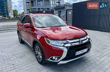 Внедорожник / Кроссовер Mitsubishi Outlander 2015 в 