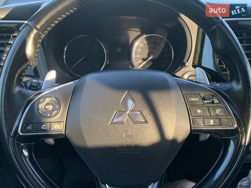 Внедорожник / Кроссовер Mitsubishi Outlander 2015 в Дрогобыче