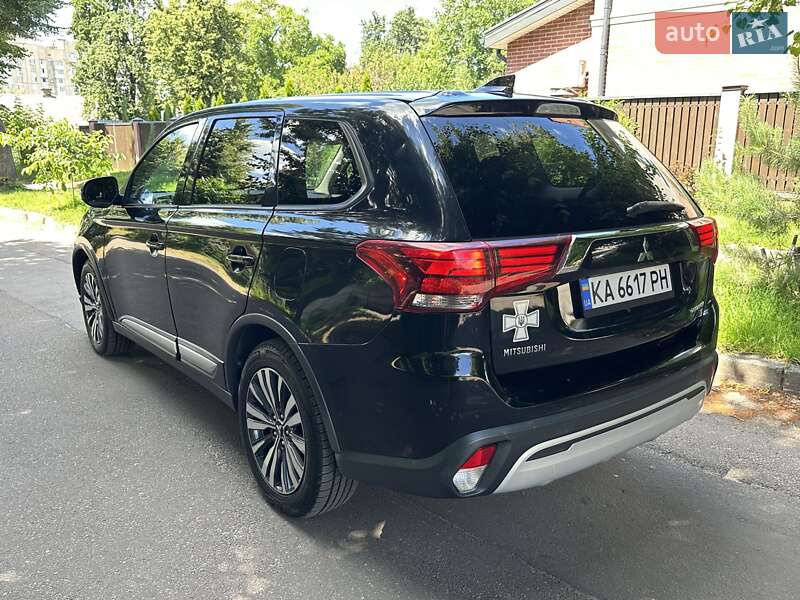 Внедорожник / Кроссовер Mitsubishi Outlander 2019 в Киеве