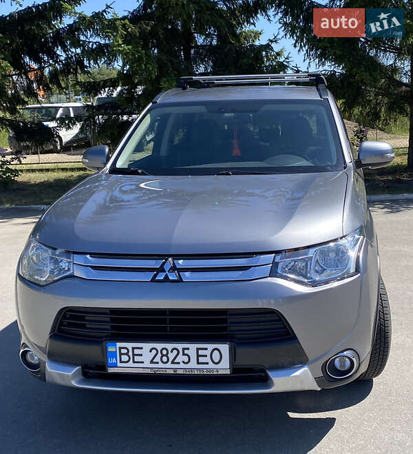 Позашляховик / Кросовер Mitsubishi Outlander 2014 в 