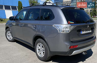 Позашляховик / Кросовер Mitsubishi Outlander 2014 в 