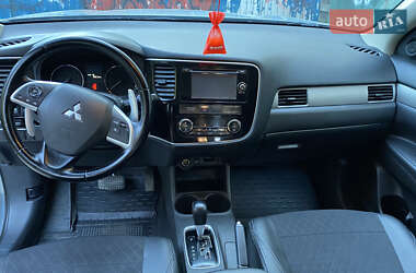 Позашляховик / Кросовер Mitsubishi Outlander 2014 в 