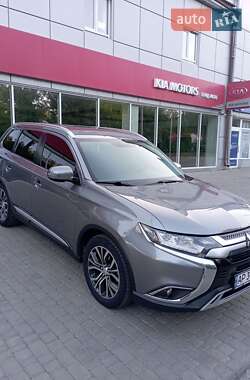 Внедорожник / Кроссовер Mitsubishi Outlander 2017 в Запорожье