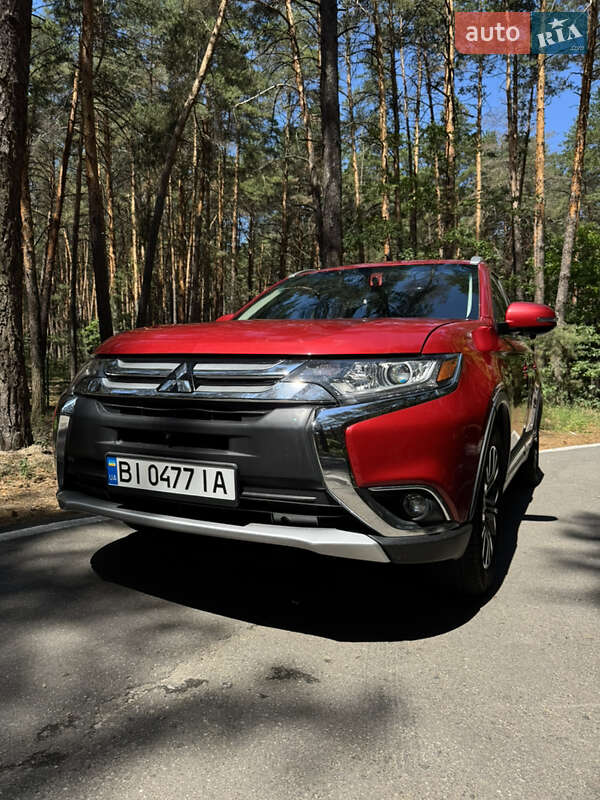 Внедорожник / Кроссовер Mitsubishi Outlander 2017 в 