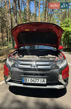 Внедорожник / Кроссовер Mitsubishi Outlander 2017 в 