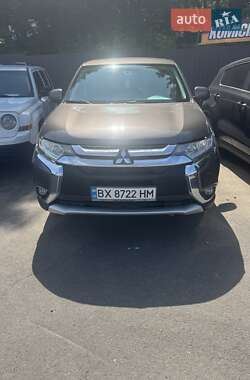 Позашляховик / Кросовер Mitsubishi Outlander 2017 в Хмельницькому